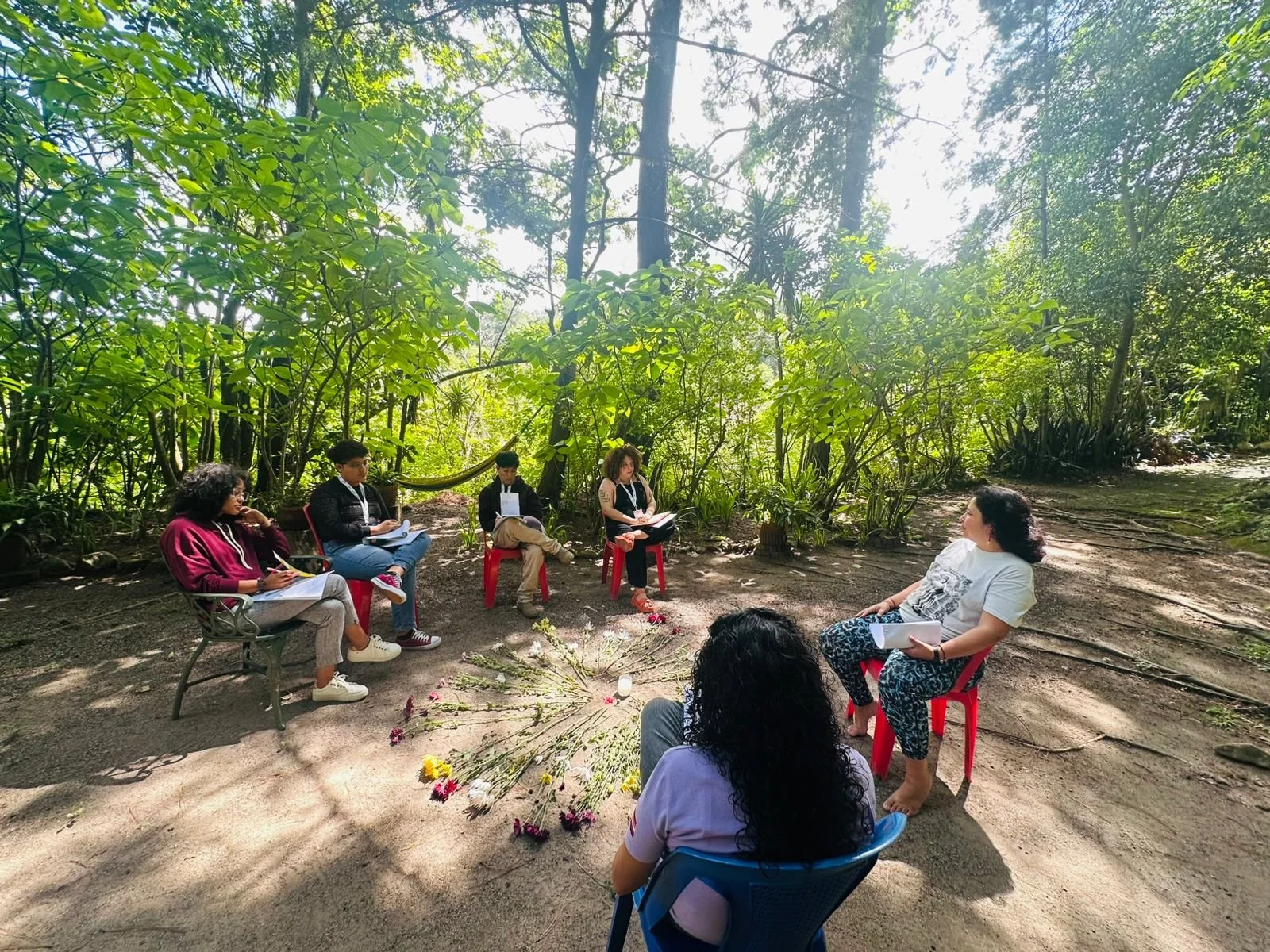  Las artistas tienen sesiones con otras colegas de la región que se desenvuelven en distintas ramas del arte. Foto: Ameyalli  